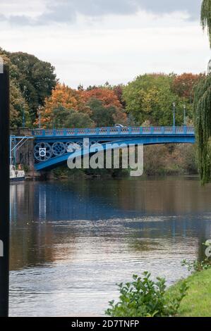 Rund um Großbritannien - Historische Brücke über den Fluss Severn In Stourport-on-Severn Stockfoto