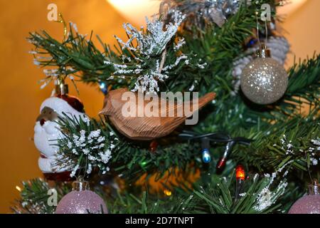 Weihnachtsschmuck in einem typisch italienischen Haus. Stockfoto