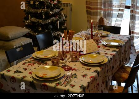 Geprägter Tisch für das Mittagessen am Weihnachtstag in einer typisch italienischen Familie. Stockfoto