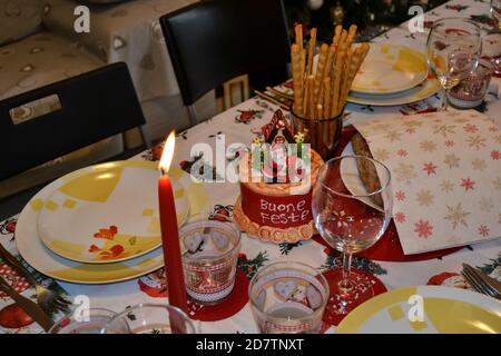 Geprägter Tisch für das Mittagessen am Weihnachtstag in einer typisch italienischen Familie. Stockfoto