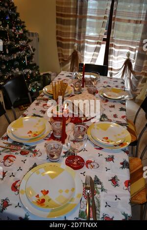 Geprägter Tisch für das Mittagessen am Weihnachtstag in einer typisch italienischen Familie. Stockfoto