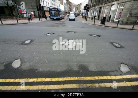 Ayr , Ayrshire, Schottland, Großbritannien Malzkreuzung von Sandgate & High Street Winterwetter und Eis haben die Stelle des Galgen auf Ayr Sandgate freigelegt, dies war der Ort für das Malzkreuz, das entfernt wurde. An der gegenüberliegenden Wand befindet sich eine Plakette, die den Ort angibt Stockfoto