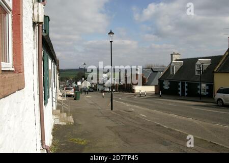 Ochiltree.Ayrshire Schottland, Großbritannien der Geburtsort von George Douglas Brown, dem Autor von The House with the Green Shutters Blick vom Haus auf die Hauptstraße Stockfoto