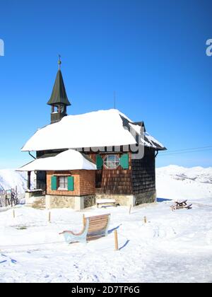 Die Elisabethkapelle auf der Schmittenhöhe in Zell am See, Österreich im Schnee. Stockfoto