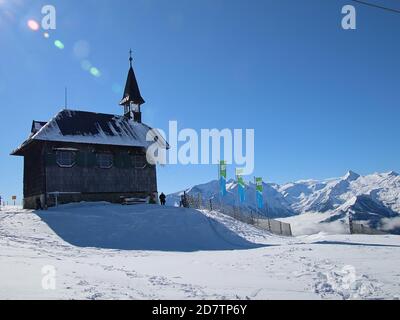 Die Elisabethkapelle auf der Schmittenhöhe in Zell am See, Österreich im Schnee. Stockfoto