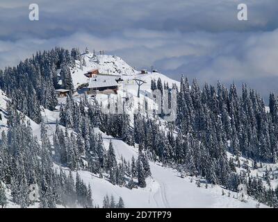 Sonnkogel, Zell am See im Winter. Tief hängende Wolken im Tal. Stockfoto