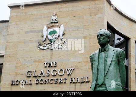 Glasgow, Schottland, Großbritannien. Statue des ersten Ministers Donald Dewar vor der Royal Concert Hall in Schottland.Glasgow, Buchanan Street.Statue von Donald Dewar am nördlichen Ende der Buchanan Street. Donald Dewar ein schottischer Politiker. Als Mitglied der Labour Party vertrat er Schottland 1966–1970 und dann ab 1978 im britischen Parlament. Bis zu seinem Tod 2000 war er Schottlands erster Minister. Seine Bronzestatue überblickt die Buchanan Street, eine der schönsten Durchgangsstraßen der Stadt, und steht auf den Stufen der Royal Concert Hall. Die Statue wurde am 7. Mai 2002 enthüllt. Stockfoto