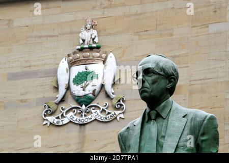 Glasgow, Schottland, Großbritannien. Statue des ersten Ministers Donald Dewar vor der Royal Concert Hall in Schottland.Glasgow, Buchanan Street.Statue von Donald Dewar am nördlichen Ende der Buchanan Street. Donald Dewar ein schottischer Politiker. Als Mitglied der Labour Party vertrat er Schottland 1966–1970 und dann ab 1978 im britischen Parlament. Bis zu seinem Tod 2000 war er Schottlands erster Minister. Seine Bronzestatue überblickt die Buchanan Street, eine der schönsten Durchgangsstraßen der Stadt, und steht auf den Stufen der Royal Concert Hall. Die Statue wurde am 7. Mai 2002 enthüllt. Stockfoto