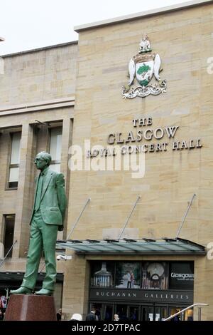 Glasgow, Schottland, Großbritannien. Statue des ersten Ministers Donald Dewar vor der Royal Concert Hall in Schottland.Glasgow, Buchanan Street.Statue von Donald Dewar am nördlichen Ende der Buchanan Street. Donald Dewar ein schottischer Politiker. Als Mitglied der Labour Party vertrat er Schottland 1966–1970 und dann ab 1978 im britischen Parlament. Bis zu seinem Tod 2000 war er Schottlands erster Minister. Seine Bronzestatue überblickt die Buchanan Street, eine der schönsten Durchgangsstraßen der Stadt, und steht auf den Stufen der Royal Concert Hall. Die Statue wurde am 7. Mai 2002 enthüllt. Stockfoto