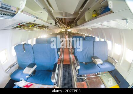 Zerstörte Passagierkabinenflugzeuge. Abgerissene Passagiersitze zerstörten Innenraumflugzeug mit Sitzen, für Reparaturen Stockfoto