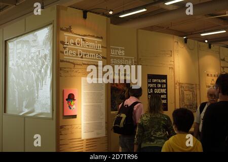 Die haarigen Menschen der Ausstellung des 1. Weltkrieges während des Festes der Menschheit in Paris : 13. september 2014 Stockfoto