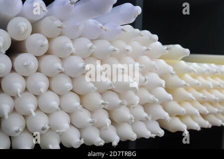 Stapel von Kerzen mit selektivem Fokus in einem Regal dargestellt In einem kleinen Laden Stockfoto