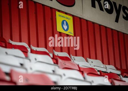 Einbahnschilder am Fußball-/Fußballstadion. Während der COVID-19-Coronavirus-Pandemie. England GB Stockfoto