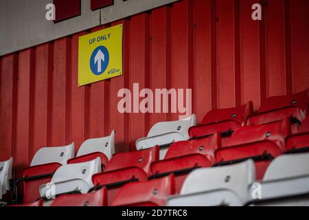 Einbahnschilder am Fußball-/Fußballstadion. Während der COVID-19-Coronavirus-Pandemie. England GB Stockfoto