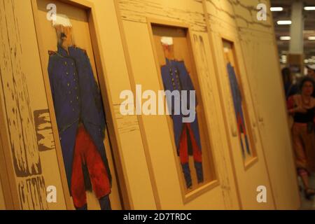 Die haarigen Menschen der Ausstellung des 1. Weltkrieges während des Festes der Menschheit in Paris : 13. september 2014 Stockfoto