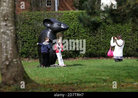 Alloway, Ayrshire, Schottland, Großbritannien. Eine riesige Maus Skulptur gewidmet Robert Burns Gedicht Ode an eine Maus. Dieser Gehweg verläuft parallel zur Straße für etwa 350 m und zeigt eine Reihe von zehn Wetterstürmen, die Szenen aus Robert Burns Gedicht Tam O'Shanter zusammen mit Skulpturen einschließlich einer 2 m hohen Maus, weit entfernt von der "wee, sleekit, Cowrin, tim'rous Beastie' beschrieben in Burns' Gedicht an eine Maus.zu den amüsanten Skulpturen gehört eine menschengroße Maus, die auf ihren Hinterbeinen steht. Diese wurde von Kenny Hunter modelliert und basiert auf einer echten Maus, die eines Tages von der Bildhauerkatze gefangen wurde Stockfoto