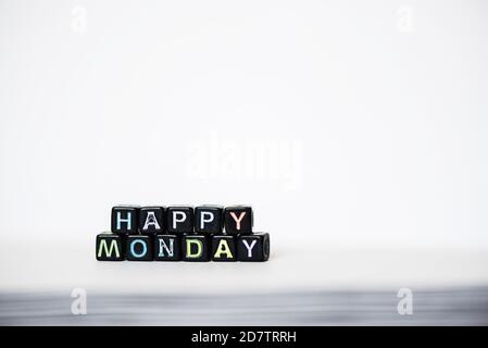 Happy Monday Inschrift von Blöcken auf weißen Seite öffnen Notebook Auf dem Desktop Stockfoto