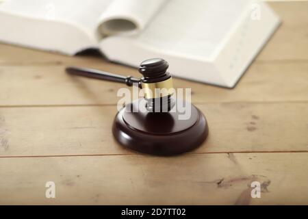 Richter Gavel mit offenem Gesetz Buch Stockfoto