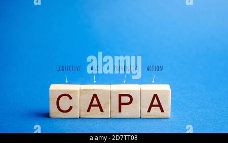 Holzblöcke mit dem Wort CAPA. Korrektur- und Vorbeugemaßnahmen. Geschäftsführungskonzept. Strategie und Effizienz. Verbesserung der Organisation Stockfoto