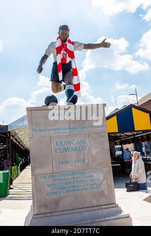 DUNCAN EDWARDS STATUE IN SEINEM NEUEN STANDORT AM FUSSE DES DUDLEY-MARKTES."EINE Statue des Fußballers Duncan Edwards wurde in seiner Heimatstadt Dudley neu gewidmet, um seinen 79. Geburtstag zu feiern. Für viele war Edwards der beste junge Fußballer seiner Generation. Sir Bobby Charlton sagte, er sei einer der größten Spieler Englands aller Zeiten. Der 21-jährige Edwards starb zusammen mit anderen Manchester United-Teammitgliedern im Jahr 1958, als das Flugzeug, das sie von einem Match trug, in München abstürzte.'Dedicated 2015. Foto aufgenommen. Credits: John Steven Dutton 2018. Stockfoto