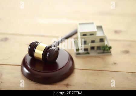 Richtergavel mit Modellhaus Stockfoto