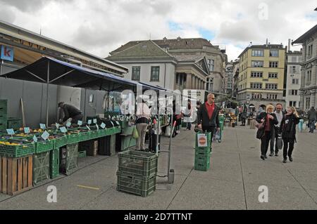 Schweiz: Die 2. Welle des Corona-Virus hält die Menschen nicht davon ab, auf dem Lebensmittelmarkt auf der Marktbrücke in Zürich zu shoppen Stockfoto