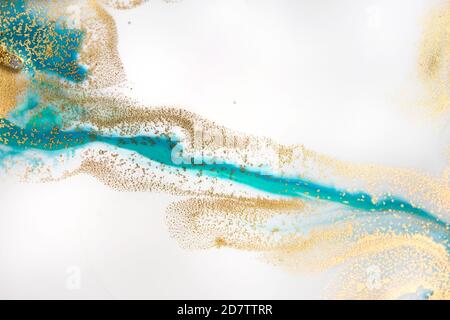 Blau-weißes Liquid-Muster mit goldenen Pailletten. Stockfoto