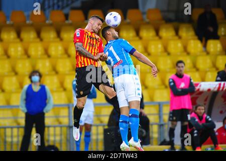 Ciro Vigorito Stadium, benevento, Italien, 25 Oct 2020, Christian Maggio (Benevento) Faouzi Ghoulam (Napoli) während Benevento Calcio gegen SSC Napoli, Italienische Fußballserie A Spiel - Credit: LM/Renato Olimpio/Alamy Live News Stockfoto