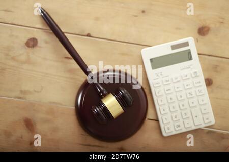 Hölzerner Richter-Gavel und Rechner auf dem Tisch Stockfoto