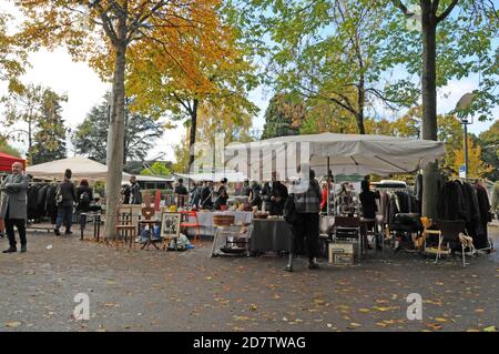 Zürich: Corona Virus Shopping auf dem Flohmarkt am Bürkliplatz Stockfoto