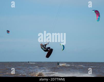 Kitesurfer genießen sich in Hunstanton Beach, Norfolk, England, Großbritannien Stockfoto