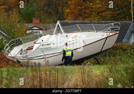 Motala, Schweden 2020102 5 EIN Boot, das am Sonntagnachmittag auf einer Straße kenterte. Foto Jeppe Gustafsson Stockfoto