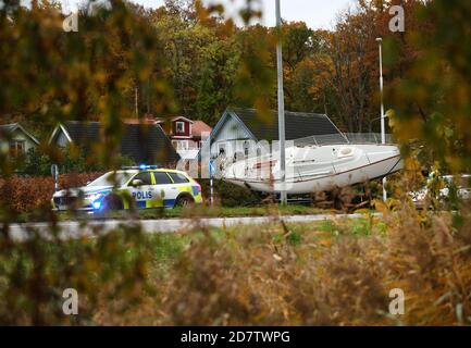 Motala, Schweden 2020102 5 EIN Boot, das am Sonntagnachmittag auf einer Straße kenterte. Foto Jeppe Gustafsson Stockfoto