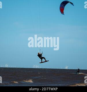 Kitesurfer Kitesurfen am Hunstanton Beach, Norfolk, England, Großbritannien Stockfoto