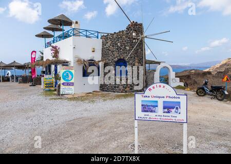 Akrotiri, Santorini Island, Griechenland - 18. September 2020: Blick auf die Caldera, den Vulkan und die Ägäis. Restaurant am Aussichtspunkt. Stockfoto