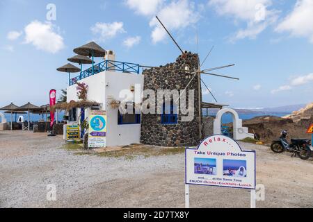 Akrotiri, Santorini Island, Griechenland - 18. September 2020: Blick auf die Caldera, den Vulkan und die Ägäis. Restaurant am Aussichtspunkt. Stockfoto