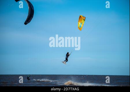 Kitesurfen, Spaß am Hunstanton Beach, Norfolk, Großbritannien Stockfoto