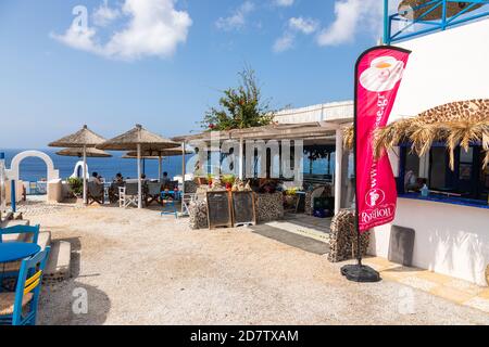 Akrotiri, Santorini Island, Griechenland - 18. September 2020: Blick auf die Caldera, den Vulkan und die Ägäis. Restaurant am Aussichtspunkt. Stockfoto