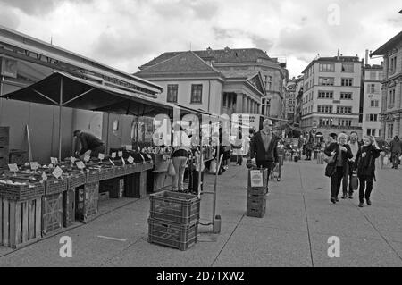 Schweiz: Die 2. Welle des Corona-Virus hält die Menschen nicht davon ab, auf dem Lebensmittelmarkt auf der Marktbrücke in Zürich zu shoppen Stockfoto