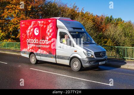 Ocado rote Himbeere Obst gekühlte Lebensmittel van, gekühlte Lebensmittel Transport, gekühlte Lebensmittel, temperaturkontrollierte mercedes benz Online-Shopping-Lieferung, gekühlte Container, gefroren, temperaturempfindliche Waren Stockfoto