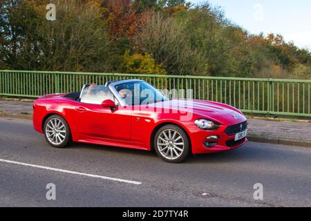 2018 RED Fiat 124 1368cc Spider Lusso MultiAir Roadster; Fahrzeugverkehr, Fahrzeuge bewegen, Sportwagen, Fahrzeug fahren auf britischen Straßen, Motoren, Fahren auf der Autobahn M6 Autobahn britischen Straßennetz. Stockfoto