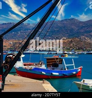 Fischerboot im Hafen von Sitia hinter einem alten Kran Stockfoto