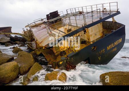 Das Wrack der MV RMS Mulheim vor Schloss Zawn Cornwall UK 22. März 2003 in Sicht von Longships Lighthouse Stockfoto