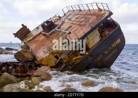 Das Wrack der MV RMS Mulheim vor Schloss Zawn Cornwall UK 22. März 2003 in Sicht von Longships Lighthouse Stockfoto