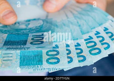 Eine große Menge brasilianisches Geld in den Händen Stockfoto