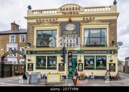 Das Express Tavern Public House am nördlichen Ende der Kew Bridge in London. Stockfoto