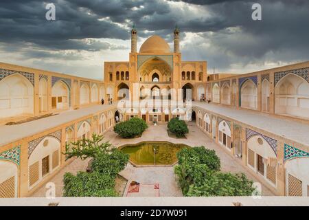 KASHAN, IRAN - 01. MAI 2015: Agha Bozorg Moschee in Kashan, Iran. Die Moschee wurde im späten 18. Jahrhundert von Meister-mimar Ustad Haj Sa'Ban-ali, i gebaut Stockfoto