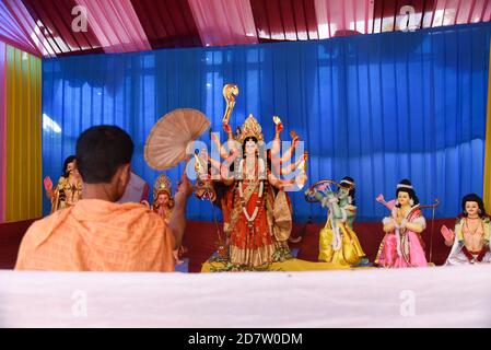 Hinduistischer Priester, der am Sonntag, 25. Oktober 2020, in Guwahati, Indien, Rituale auf Navami während des Duga Puja Festivals durchführt. Kredit: David Talukdar/Alamy Live Nachrichten Stockfoto