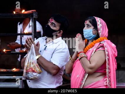 Hinduistische Anhänger bieten Gebete an, die Maske am Kamakhya Tempel während Navaratri Festival tragen, in Guwahati, Indien am Sonntag, 25 Oktober 2020. Kredit: David Talukdar/Alamy Live Nachrichten Stockfoto