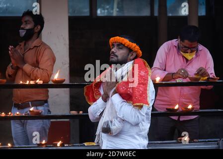 Hinduistische Anhänger bieten Gebete im Kamakhya Tempel während Navaratri Festival, in Guwahati, Indien am Sonntag, 25 Oktober 2020. Kredit: David Talukdar/Alamy Live Nachrichten Stockfoto